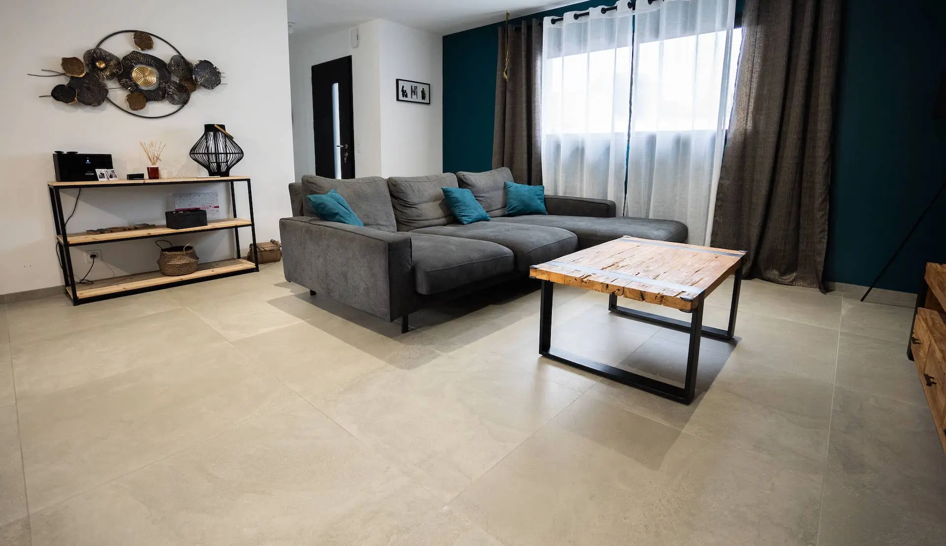 Salle de bain moderne avec carrelage premium