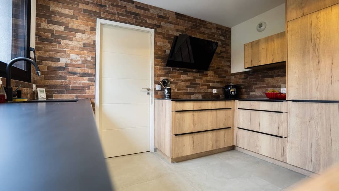 Cuisine moderne avec carrelage effet bois